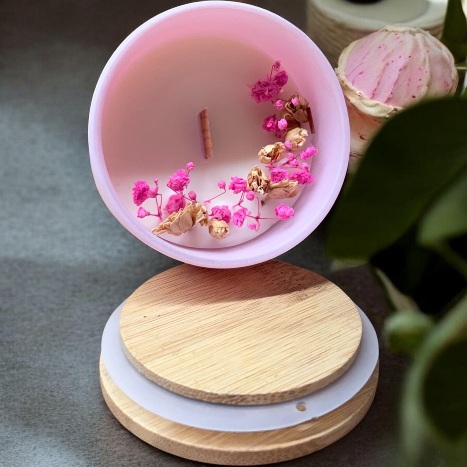 Hidden Groove candle – baby pink vessel with dried flowers and wooden wick