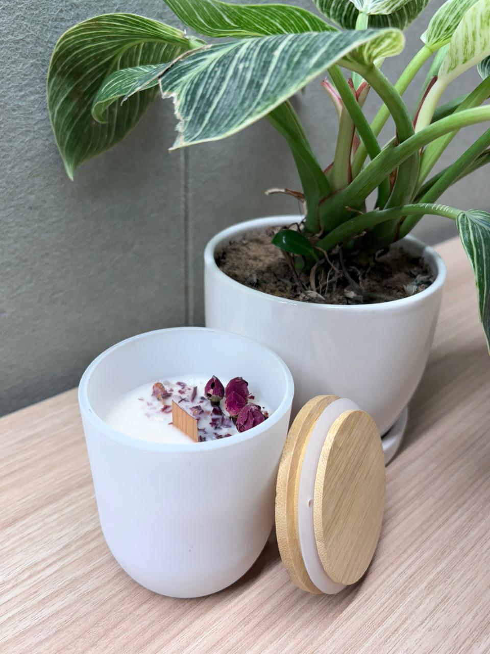 Quiet Romance candle – white vessel with dried rose petals and wooden wick