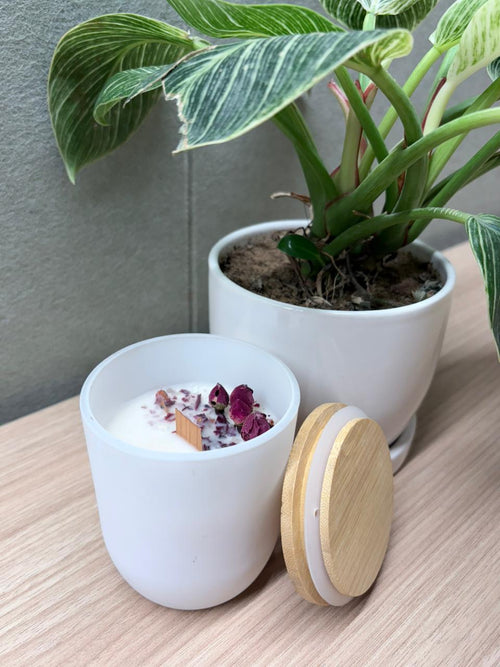 Quiet Romance candle – white vessel with dried rose petals and wooden wick